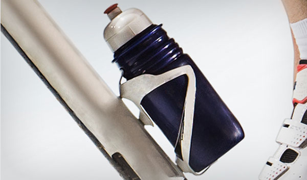 自転車用ボトルケージ：
ガラス繊維は金属に取って代わる大変優れた材料で、樹脂の耐用性が向上します。